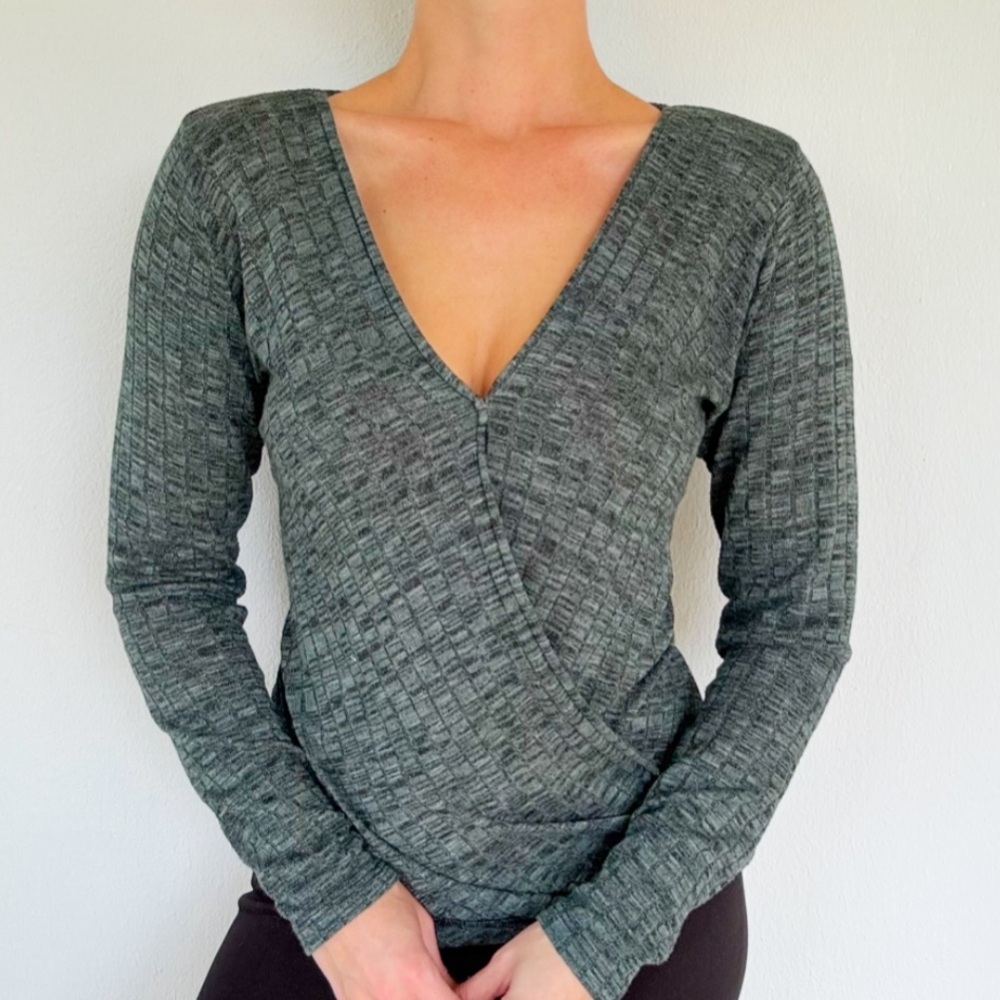 Rock & Republic dark green surplice wrap v-neck long sleeve tee size medium